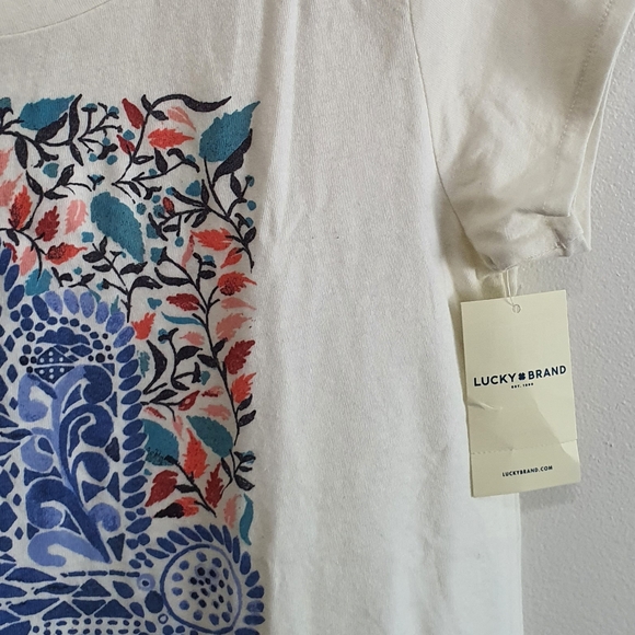 🆕 Lucky Brand Short Sleeve Top with Print in Chest. Size Medium (37” Chest) - Picture 4 of 9